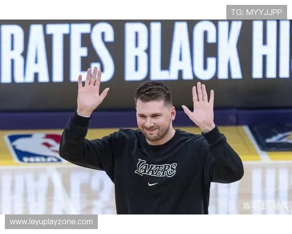 东契奇复出砍三双，湖人半场领先76人